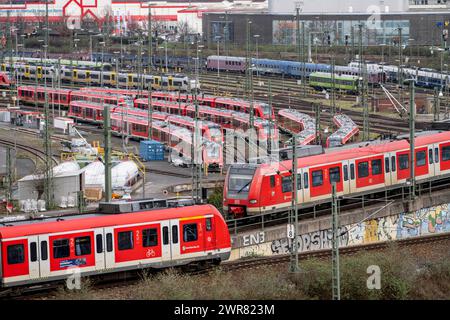 DB Regio-Stall in Köln Deutzerfeld, wo S-Bahn und Regionalzüge auf ihre Wende warten, Zug auf der Strecke, Köln Deutz, NR Stockfoto