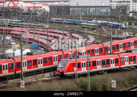 DB Regio-Stall in Köln Deutzerfeld, wo S-Bahn und Regionalzüge auf ihre Wende warten, Zug auf der Strecke, Köln Deutz, NR Stockfoto