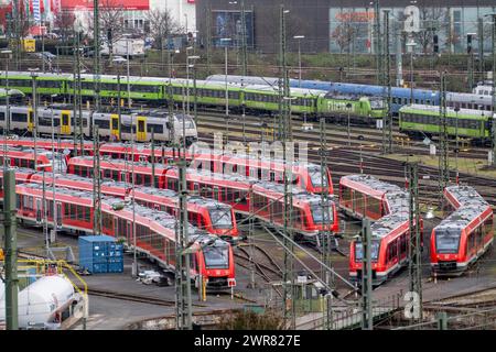 DB Regio-Stall in Köln-Deutzerfeld, wo S-Bahn und Regionalzüge auf ihre Wende warten, Köln-Deutz, NRW, Deutschland, Stockfoto