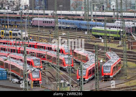 DB Regio-Stall in Köln-Deutzerfeld, wo S-Bahn und Regionalzüge auf ihre Wende warten, Köln-Deutz, NRW, Deutschland, Stockfoto