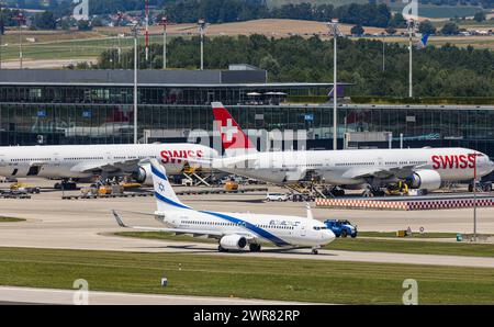 Eine Boeing 737-8HX der israelischen Fluggesellschaft El Al rollt auf dem Flughafen Zürich zur Startbahn. Registrierung 4X-EKS. Dahinter steht eine Boe Stockfoto