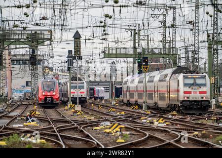 Gleissystem vor dem Kölner Hauptbahnhof, Regionalzüge, Fernzüge, Köln, NRW, Deutschland, Stockfoto