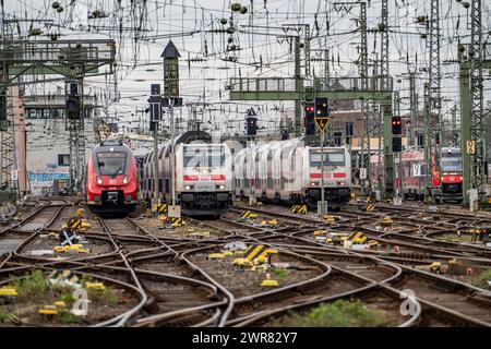 Gleissystem vor dem Kölner Hauptbahnhof, Regionalzüge, Fernzüge, Köln, NRW, Deutschland, Stockfoto