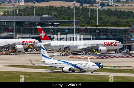 Eine Boeing 737-8HX der israelischen Fluggesellschaft El Al rollt auf dem Flughafen Zürich zur Startbahn. Registrierung 4X-EKS. Dahinter steht eine Boe Stockfoto