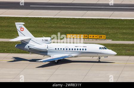 Ein Dassault Falcon 900EX von Swiss Air Force rollt auf dem Flughafen Zürich zur Startbahn. Das Flugzeug ist ein offizieller Jet des Schweizer Bundesr Stockfoto