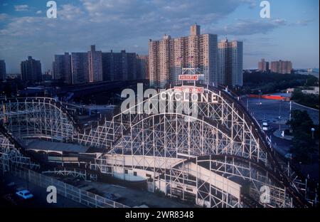 Allgemeiner Blick auf den Astroland Cyclone in der Abenddämmerung Coney Island 1980er Jahre Brooklyn, New York City USA 1981 HOMER SYKES Stockfoto