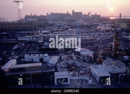 Luna Park 1980s USA Coney Island. Ein Blick auf die Vergnügungsarkaden. Brooklyn, New York, USA 27. Juni 1981. HOMER SYKES Stockfoto