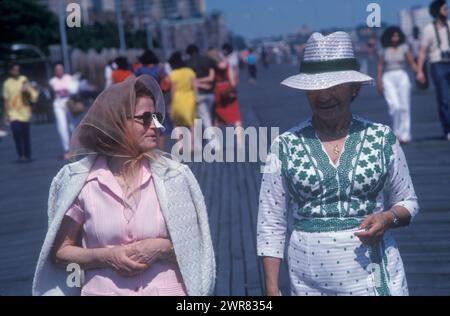 Retro 1980s Nasensonnenschild. Zwei Frauen im Urlaub eine trägt einen beliebten modischen Sonnenschutz für ihre Nase, der an der Sonnenbrille befestigt ist. 1980er Jahre Coney Island Brooklyn, New York City USA 27. Juni 1981 USA HOMER SYKES Stockfoto