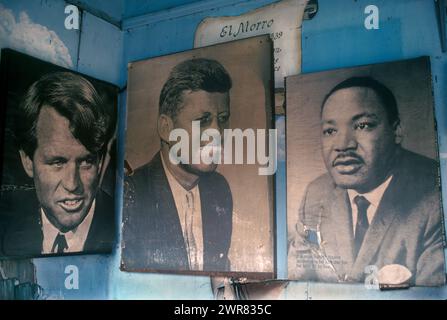 Coney Island aus den 1980er Jahren. Alte Plakate über das Attentat auf Robert Kennedy (Bobby Kennedy) im Jahre 1968. Präsident John F. Kennedy ermordete 1963. Martin Luther King, ein Führer der Bürgerrechtsbewegung, ermordet 1968. Die Plakate sind in einem kaputten mexikanisch-amerikanisch sprechenden Spielhalle. Coney Island, Brooklyn, New York, USA 27. Juni 1981. HOMER SYKES Stockfoto