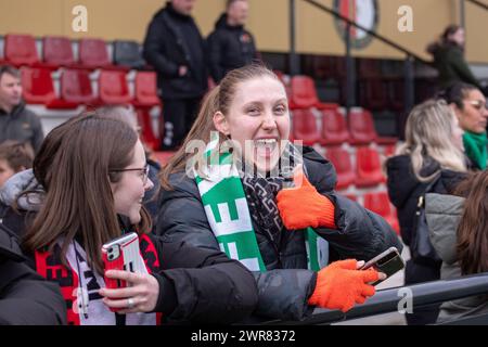 Rotterdam, Niederlande. März 2024. Rotterdam, Niederlande, 10. März 2024: Ein Feyenoord-Fan freute sich über den Sieg des Azerion Eredivisie Vrouwen Fußballspiels zwischen Feyenoord und PEC Zwolle in Varkenoord in Rotterdam. (Leiting Gao/SPP) Credit: SPP Sport Press Photo. /Alamy Live News Stockfoto