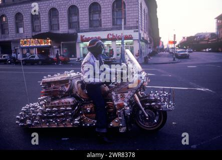 Retro Harley Davidson Motorrad 1980er Coney Island ein Mann auf seinem maßgeschneiderten Motorrad 1981 Brooklyn, New York City, USA HOMER SYKES Stockfoto