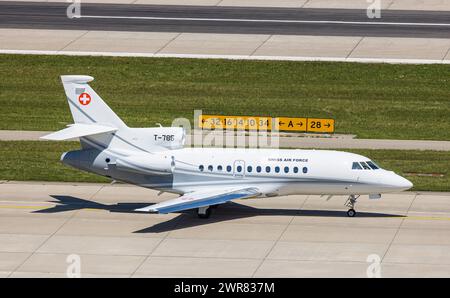 Ein Dassault Falcon 900EX von Swiss Air Force rollt auf dem Flughafen Zürich zur Startbahn. Das Flugzeug ist ein offizieller Jet des Schweizer Bundesr Stockfoto