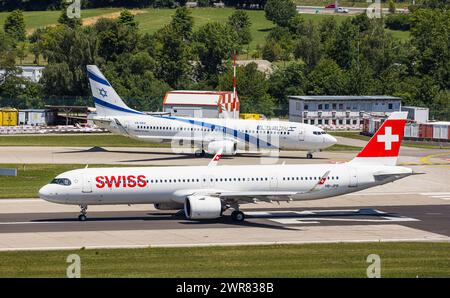 Ein Airbus A321-271NX (Aribus A321neo) von Swiss International Airlines startete vom Flughafen Zürich. Registrierung HB-JPB. Dahinter wartet eine Boeing Stockfoto