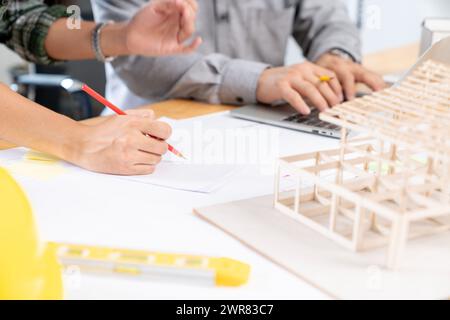 Zwei Architekten entwerfen ein Haus im Büro Stockfoto