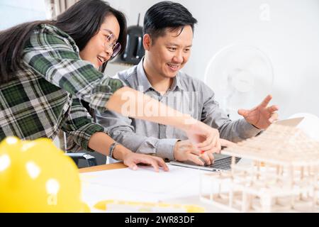 Zwei Architekten entwerfen ein Haus im Büro Stockfoto