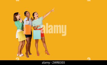 Drei verblüffte junge Damen mit Papiertüten, Kopierraum Stockfoto