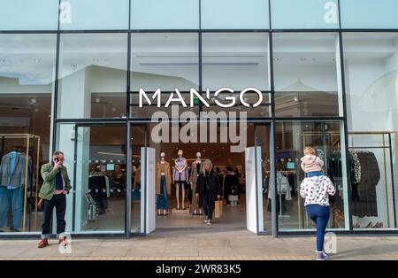 Windsor, Berkshire, Großbritannien. März 2024. In Windsor wurde ein neues Mango-Bekleidungsgeschäft eröffnet, das den geschlossenen New Look Store ersetzt. Kredit: Maureen McLean/Alamy Stockfoto