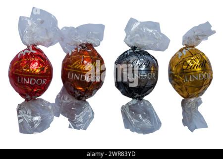 Lindt Lindor Pralinen, Lindt Lindor verschiedene unwiderstehlich glatte Trüffel mit einer glatten, schmelzenden Füllung, isoliert auf weißem Hintergrund Stockfoto