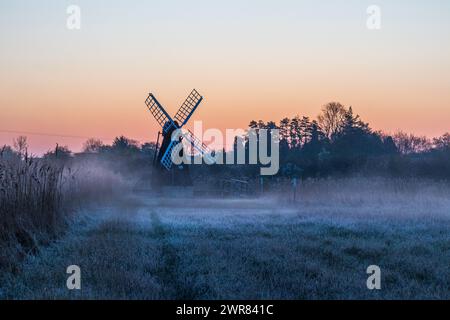 Frostiger Morgen im Wicken Fen Windpump Stockfoto