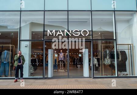 Windsor, Berkshire, Großbritannien. März 2024. In Windsor wurde ein neues Mango-Bekleidungsgeschäft eröffnet, das den geschlossenen New Look Store ersetzt. Kredit: Maureen McLean/Alamy Stockfoto