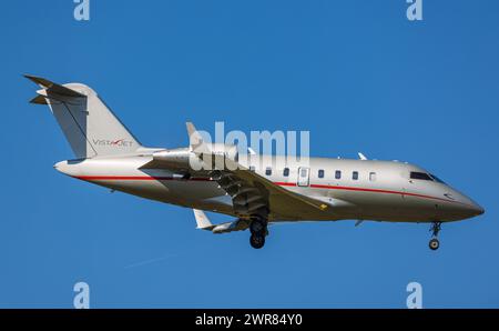 Ein Dassault Falcon 2000 LX von CAT Aviation befindet sich im Landeanflug auf den Flughafen Zürich. Registrierung HB-IGO. (Zürich, Schweiz, 08.07.2022) Stockfoto