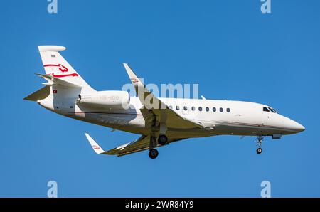 Ein Dassault Falcon 2000 LX von CAT Aviation befindet sich im Landeanflug auf den Flughafen Zürich. Registrierung HB-IGO. (Zürich, Schweiz, 08.07.2022) Stockfoto