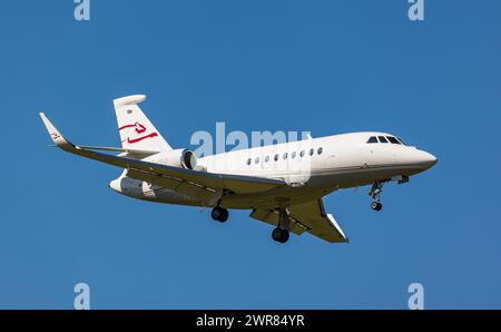 Ein Dassault Falcon 2000 LX von CAT Aviation befindet sich im Landeanflug auf den Flughafen Zürich. Registrierung HB-IGO. (Zürich, Schweiz, 08.07.2022) Stockfoto