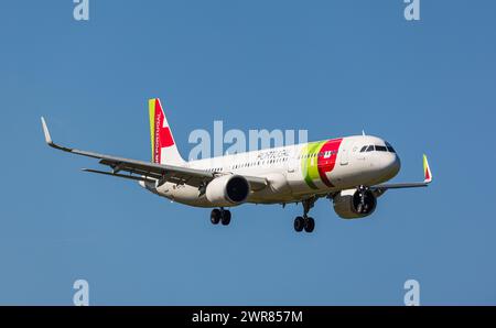 Ein Airbus A321-251N (Airbus A321neo) von TAP Air Portugal befindet sich im Landeanflug auf den Flughafen Zürich. Registrierung CS-TJL. (Zürich, Schwei Stockfoto