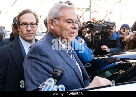 New York, USA. März 2024. Senator Bob Menendez und seine Frau Nadine Menendez verlassen das Manhattan Federal Court in New York, nachdem sie am 11. März 2024 wegen neuer Anklagen in Bestechungsfällen angeklagt wurden. Bob Menendez und seine Frau bekennen sich nicht schuldig. (Foto: Lev Radin/SIPA USA) Credit: SIPA USA/Alamy Live News Stockfoto