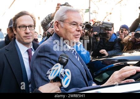 New York, USA. März 2024. Senator Bob Menendez und seine Frau Nadine Menendez verlassen das Manhattan Federal Court in New York, nachdem sie am 11. März 2024 wegen neuer Anklagen in Bestechungsfällen angeklagt wurden. Bob Menendez und seine Frau bekennen sich nicht schuldig. (Foto: Lev Radin/SIPA USA) Credit: SIPA USA/Alamy Live News Stockfoto