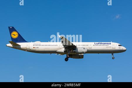 Ein Airbus A321-200 von Lufthansa befindet sich im Landeanflug auf den Flughafen Zürich. Registrierung D-AIDU. (Zürich, Schweiz, 08.07.2022) Stockfoto
