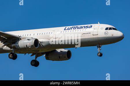 Ein Airbus A321-200 von Lufthansa befindet sich im Landeanflug auf den Flughafen Zürich. Registrierung D-AIDU. (Zürich, Schweiz, 08.07.2022) Stockfoto