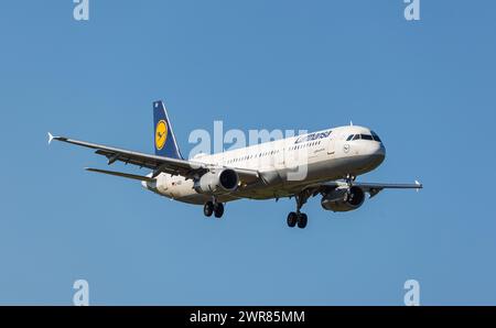 Ein Airbus A321-200 von Lufthansa befindet sich im Landeanflug auf den Flughafen Zürich. Registrierung D-AIDU. (Zürich, Schweiz, 08.07.2022) Stockfoto