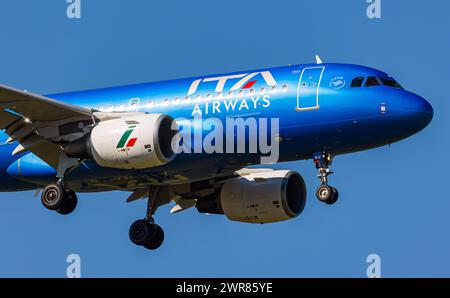 Ein Airbus A319-100 von der staatlichen italienischen Fluggesellschaft ITA Airways befindet sich im Landeanflug auf den Flughafen Zürich. Registrierung E Stockfoto