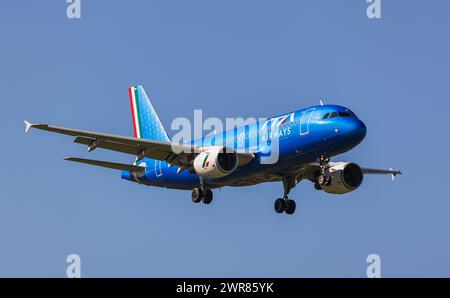 Ein Airbus A319-100 von der staatlichen italienischen Fluggesellschaft ITA Airways befindet sich im Landeanflug auf den Flughafen Zürich. Registrierung E Stockfoto