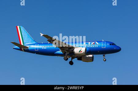 Ein Airbus A319-100 von der staatlichen italienischen Fluggesellschaft ITA Airways befindet sich im Landeanflug auf den Flughafen Zürich. Registrierung E Stockfoto