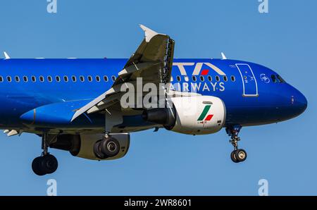 Ein Airbus A319-100 von der staatlichen italienischen Fluggesellschaft ITA Airways befindet sich im Landeanflug auf den Flughafen Zürich. Registrierung E Stockfoto