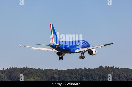 Ein Airbus A319-100 von der staatlichen italienischen Fluggesellschaft ITA Airways befindet sich im Landeanflug auf den Flughafen Zürich. Registrierung E Stockfoto