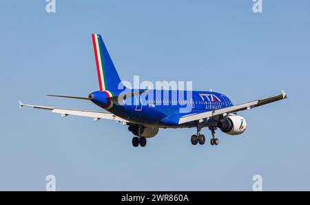 Ein Airbus A319-100 von der staatlichen italienischen Fluggesellschaft ITA Airways befindet sich im Landeanflug auf den Flughafen Zürich. Registrierung E Stockfoto