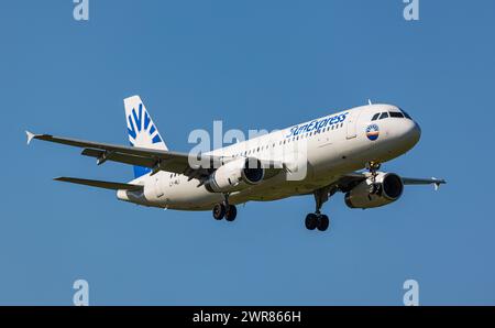 Ein Airbus A320-200 von der türkischen Fluggesellschaft Sun Express befindet sich im Landeanflug auf den Flughafen Zürich. Registrierung LY-MLI. (Züric Stockfoto