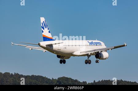 Ein Airbus A320-200 von der türkischen Fluggesellschaft Sun Express befindet sich im Landeanflug auf den Flughafen Zürich. Registrierung LY-MLI. (Züric Stockfoto