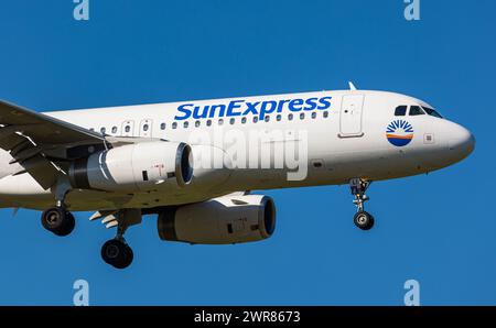 Ein Airbus A320-200 von der türkischen Fluggesellschaft Sun Express befindet sich im Landeanflug auf den Flughafen Zürich. Registrierung LY-MLI. (Züric Stockfoto