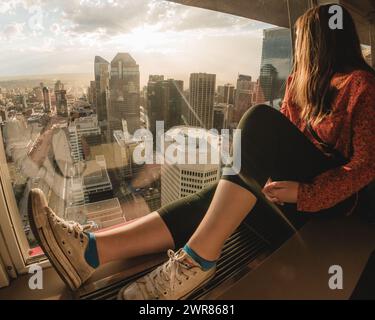 Meine Frau saß am Calgary Tower und beobachtete den Sonnenuntergang. Irgendwann im Jahr 2017 geschossen. Stockfoto