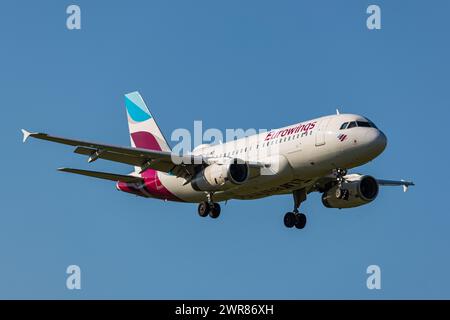 Ein Airbus A319-100 von der deutschen Fluggesellschaft Eurowings ist im Landeanflug auf den Flughafen Zürich. Registrierung D-AGWD. (Zürich, Schweiz, 0 Stockfoto