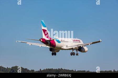 Ein Airbus A319-100 von der deutschen Fluggesellschaft Eurowings ist im Landeanflug auf den Flughafen Zürich. Registrierung D-AGWD. (Zürich, Schweiz, 0 Stockfoto