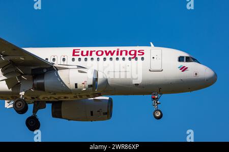 Ein Airbus A319-100 von der deutschen Fluggesellschaft Eurowings ist im Landeanflug auf den Flughafen Zürich. Registrierung D-AGWD. (Zürich, Schweiz, 0 Stockfoto