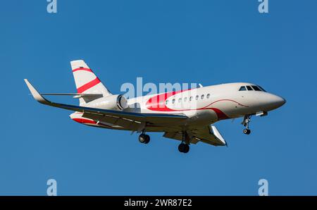 Ein Dassault Falcon 2000LX von Global Jet Luxembourg befindet sich im Landeanflug auf den Flughafen Zürich. Registrierung LX-EPE. (Zürich, Schweiz, 08. Stockfoto