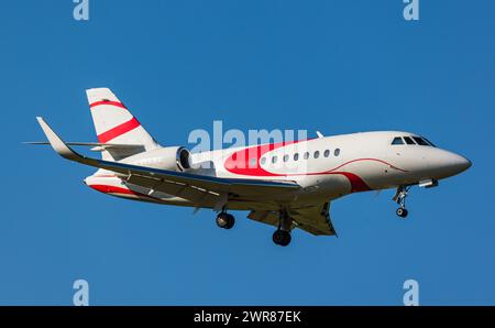 Ein Dassault Falcon 2000LX von Global Jet Luxembourg befindet sich im Landeanflug auf den Flughafen Zürich. Registrierung LX-EPE. (Zürich, Schweiz, 08. Stockfoto