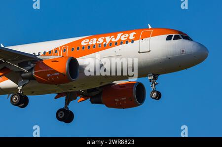 Ein Airbus A319-111 von der Billigfluggesellschaft EasyJet befindet sich im Landeanflug auf den Flughafen Zürich. Registrierung OE-LKO. (Zürich, Schwei Stockfoto