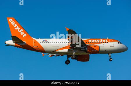 Ein Airbus A319-111 von der Billigfluggesellschaft EasyJet befindet sich im Landeanflug auf den Flughafen Zürich. Registrierung OE-LKO. (Zürich, Schwei Stockfoto